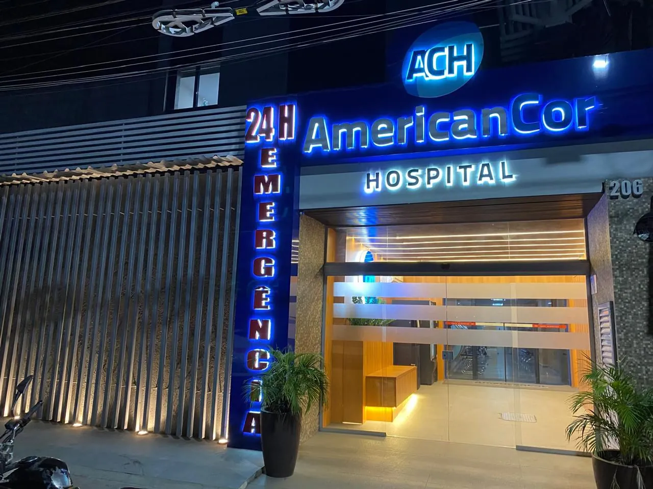 Fachada e entrada de emergência 24 horas do Hospital AmericanCor