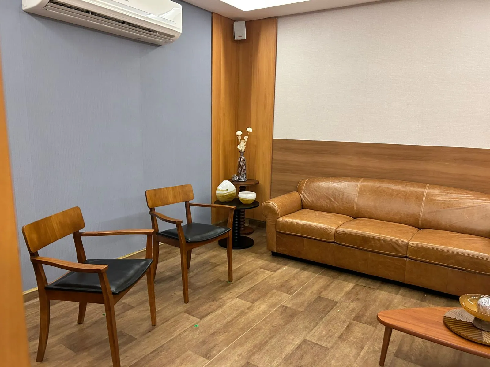 Sala de espera com poltronas do Hospital AmericanCor