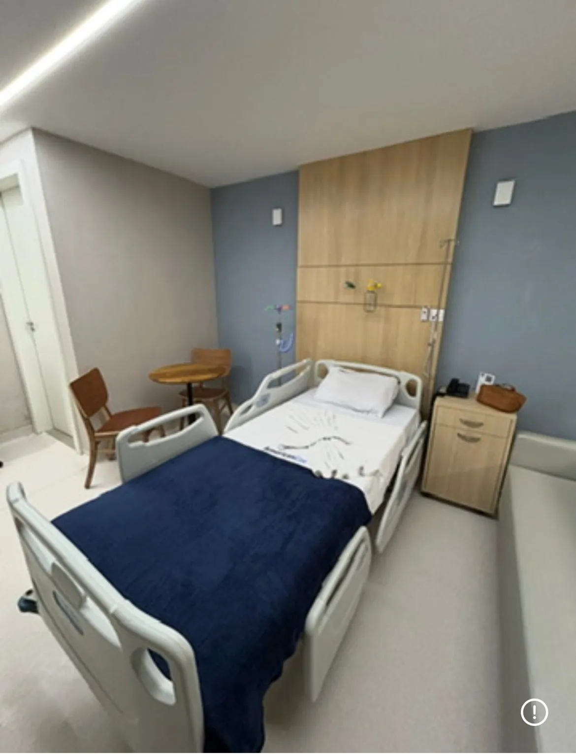 Suíte premium com cama e mobiliário para acompanhante