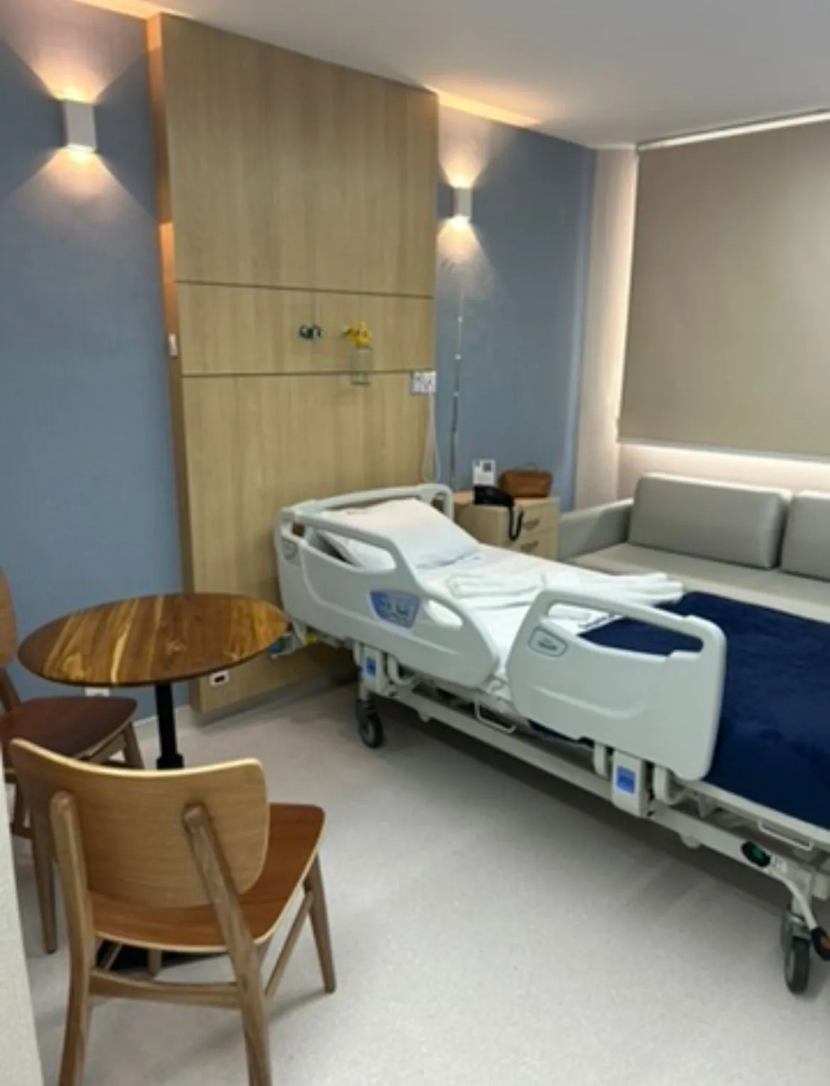 Suíte premium com mesa e cadeiras para acompanhantes