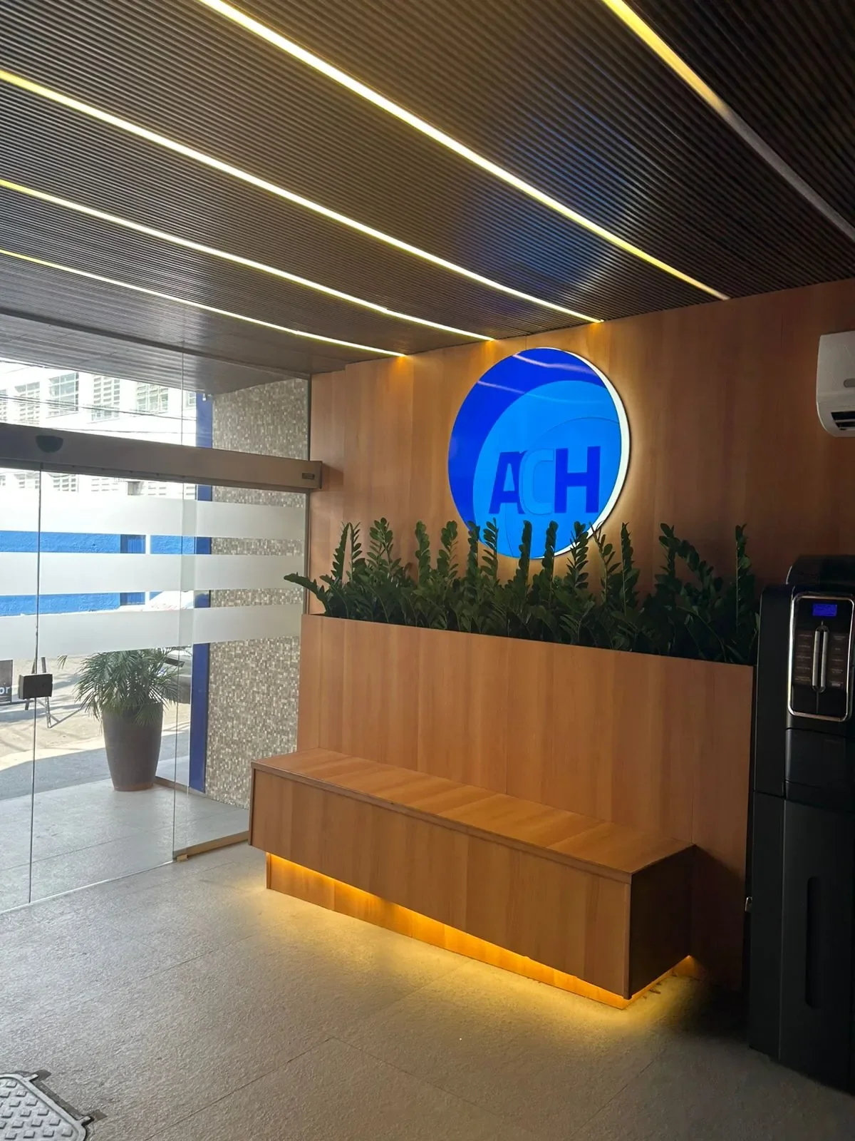 Recepção do Hospital AmericanCor com identidade visual ACH
